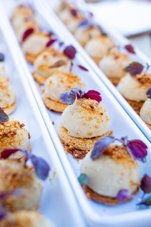 Canapés montados en charolas blancas alargadas