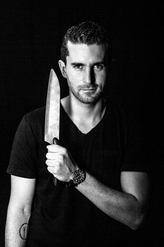 Retrato en blanco y negro del chef Mau Eggleton con cuchillo de cocina