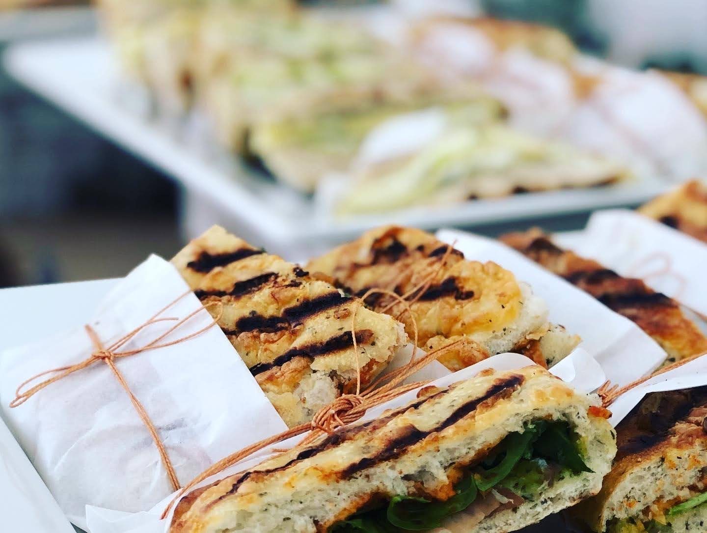 Paninis a la parrilla envueltos en papel