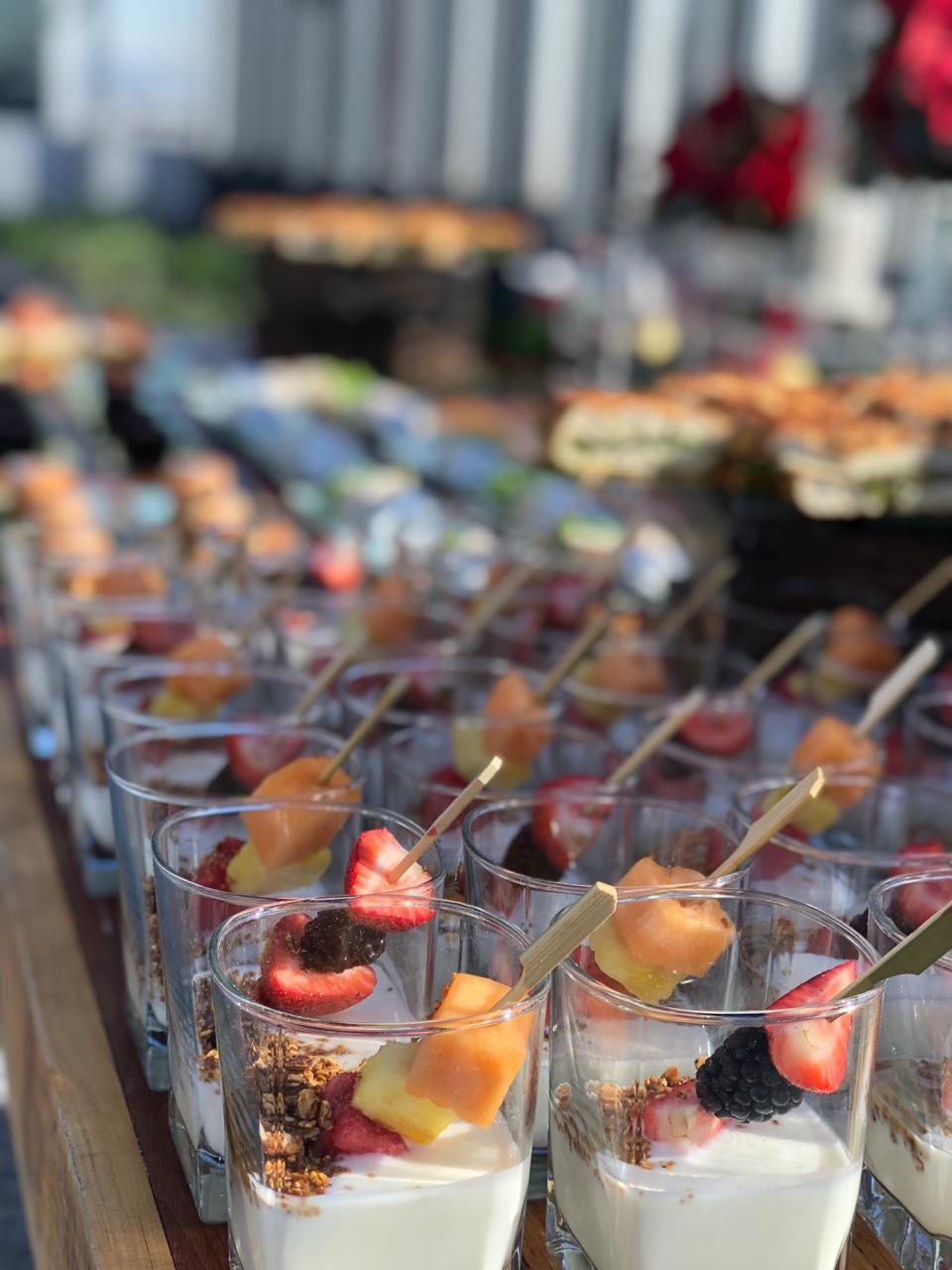 Vasitos de yogur con granola y brochetas de fruta