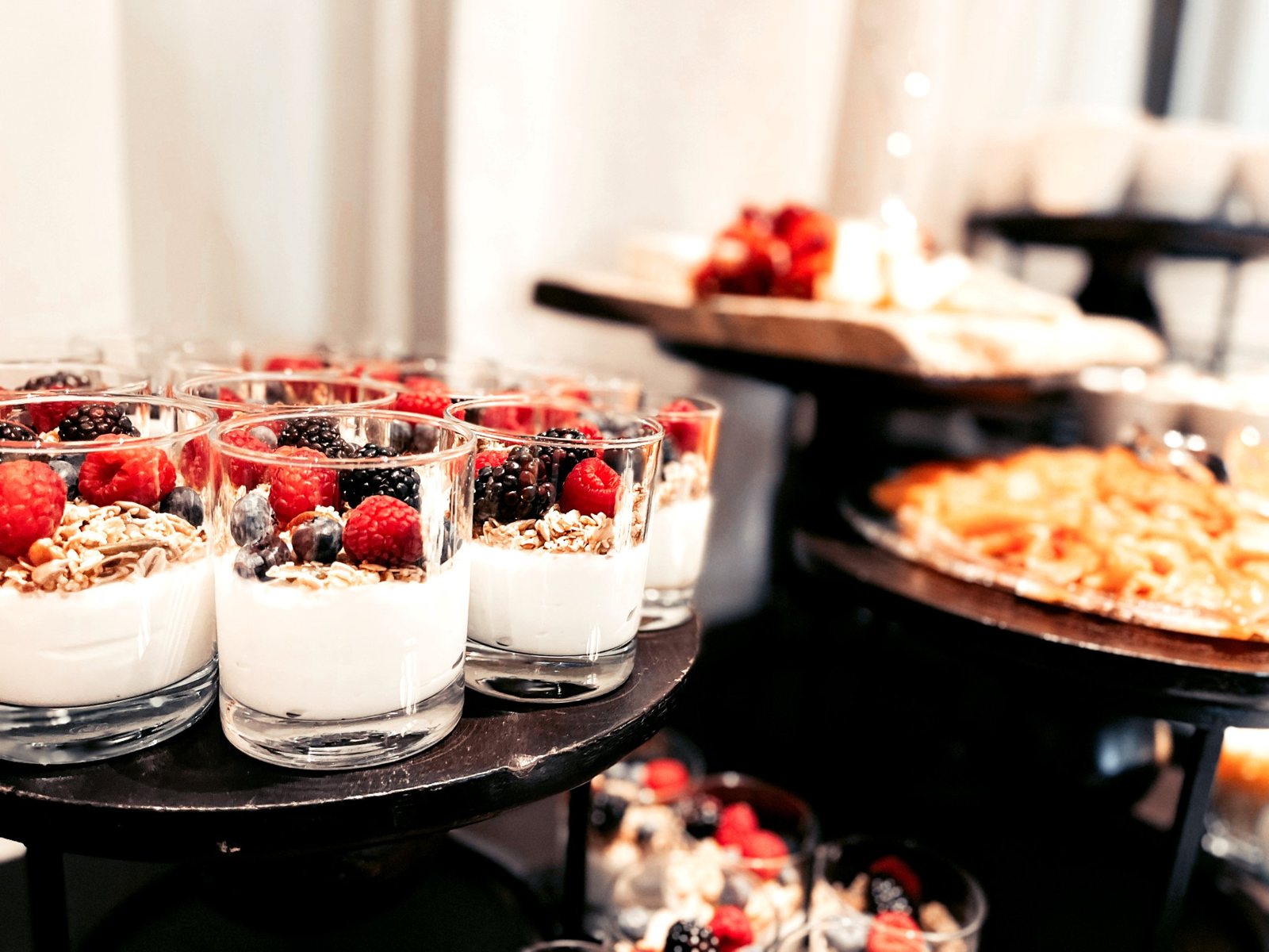Vasos de yogur con granola y frutos rojos