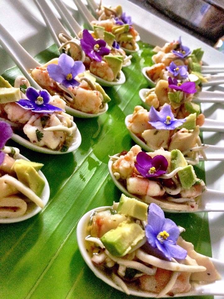 Ceviche servido en hojas con flores comestibles