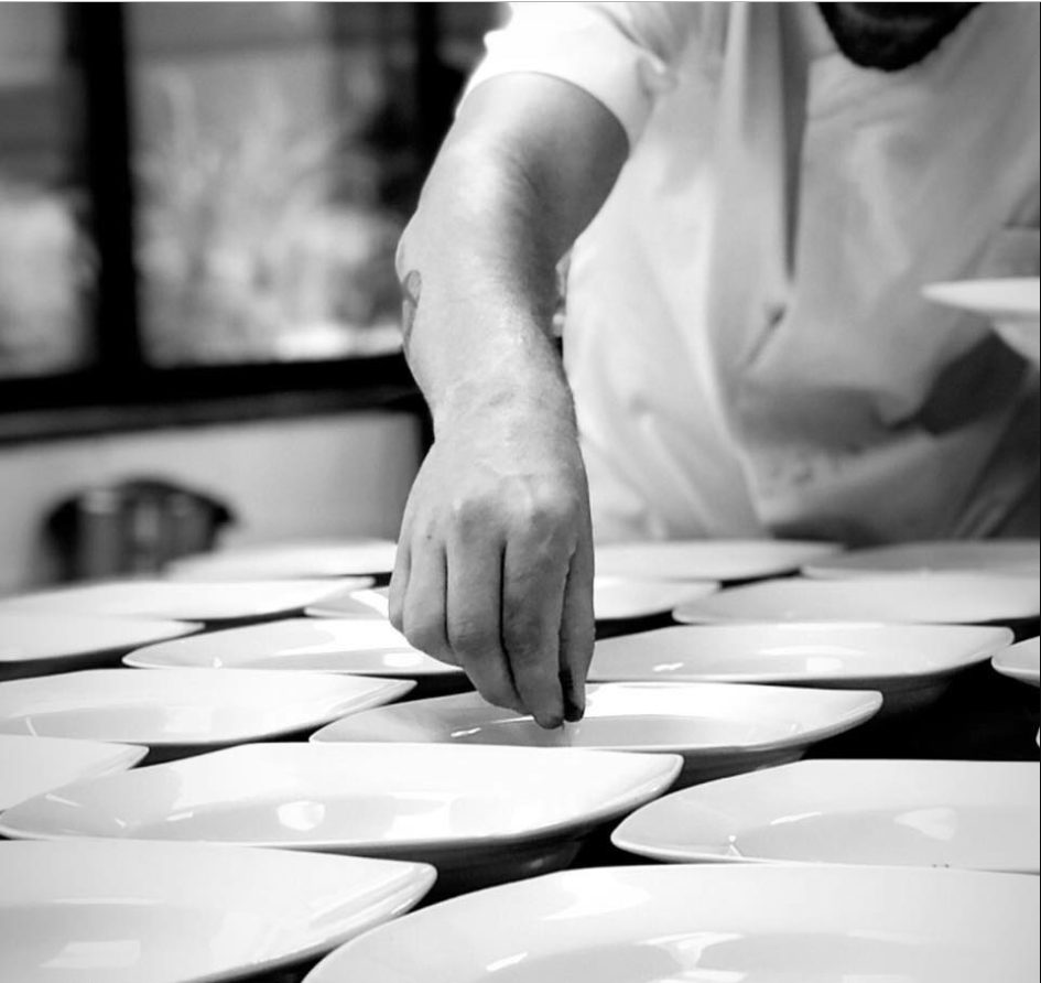 El chef emplatando en blanco y negro