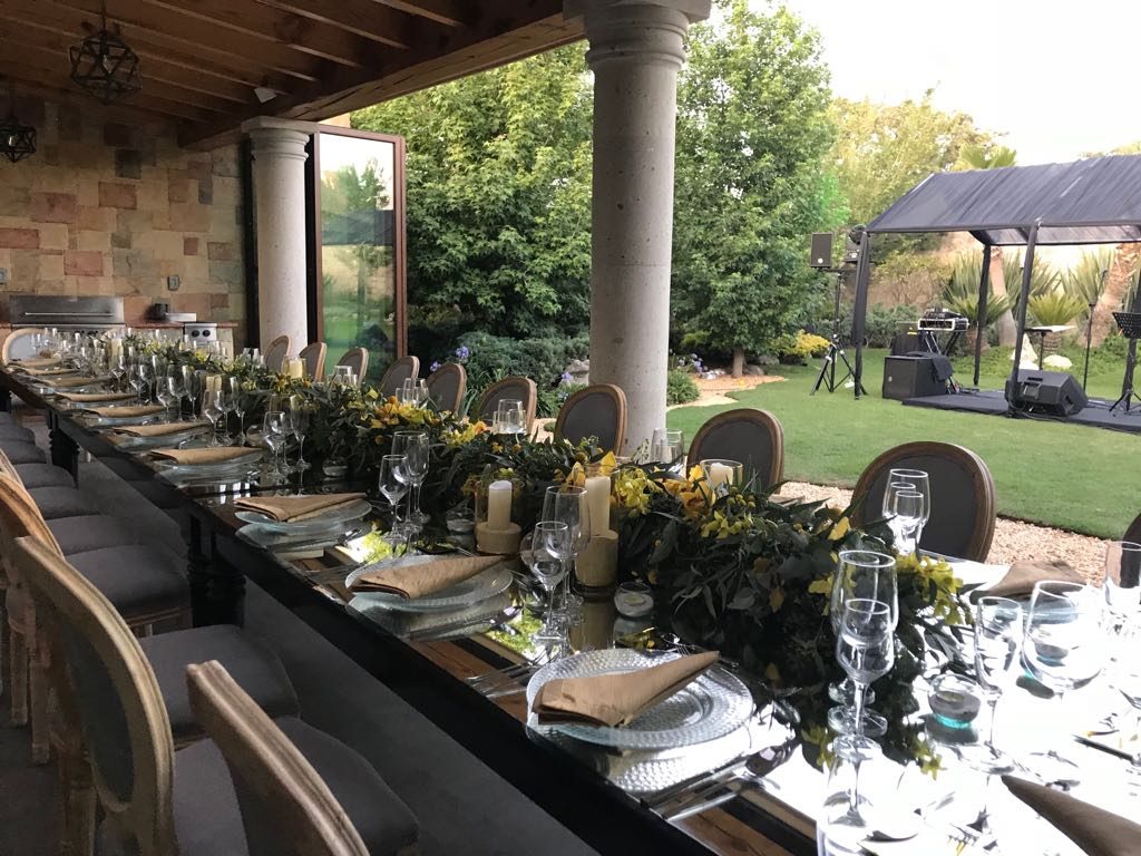 Mesa imperial en terraza con jardín
