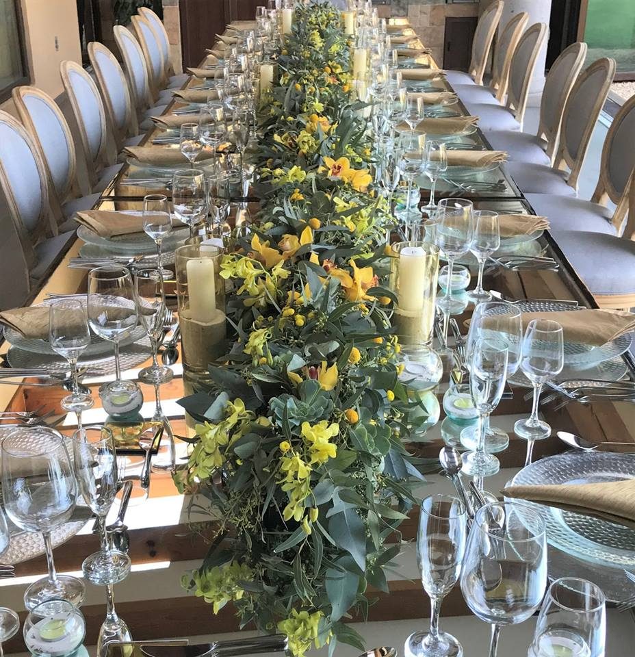 Mesa imperial con camino de orquídeas