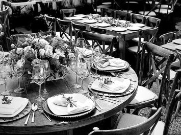 Mesa redonda con arreglo floral en blanco y negro