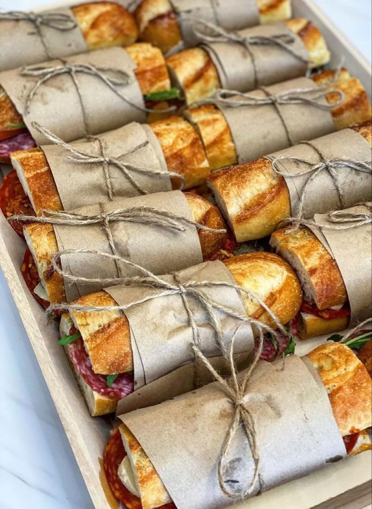 Baguettes envueltas en papel kraft y amarradas con cordel