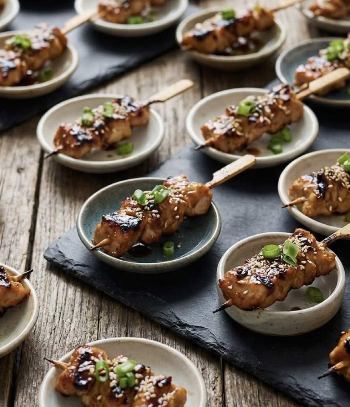 Brochetas de pollo glaseado con ajonjolí en platitos individuales