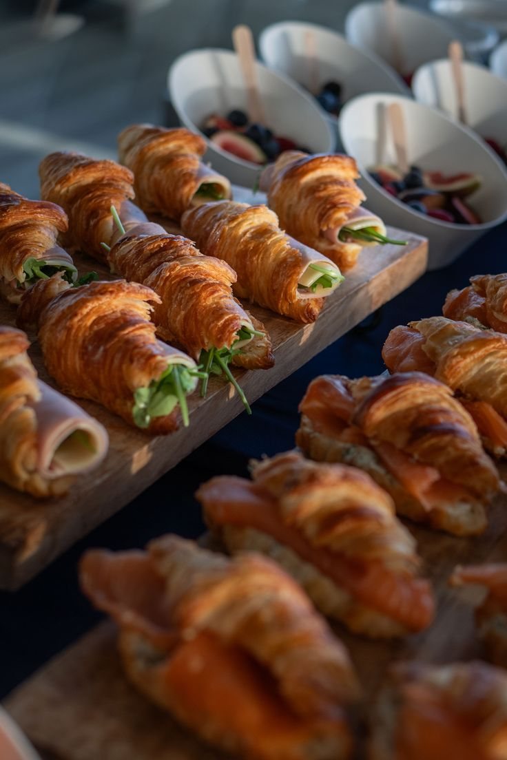 Croissants rellenos de jamón y de salmón sobre tablas de madera
