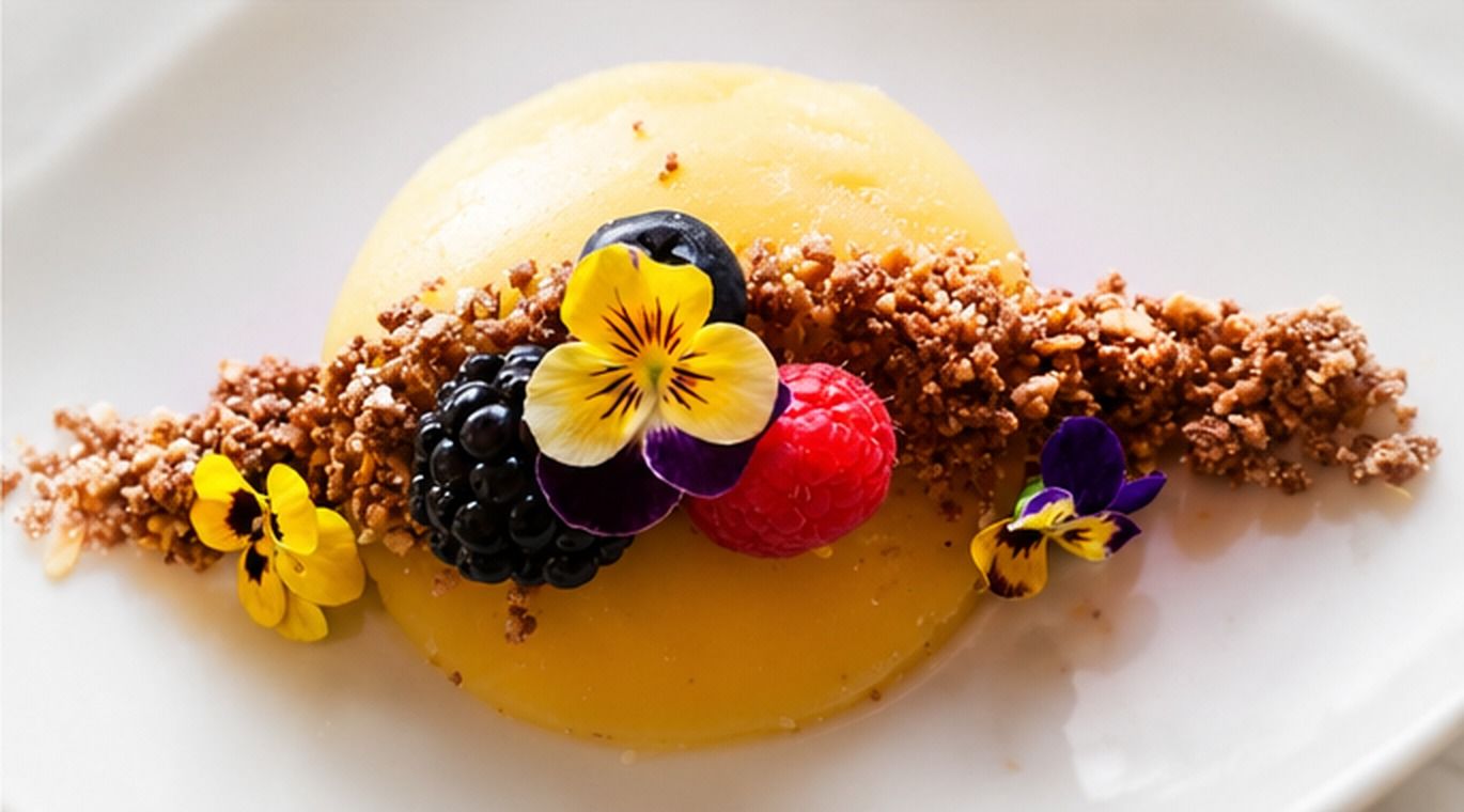 Postre con frutos rojos y flores comestibles