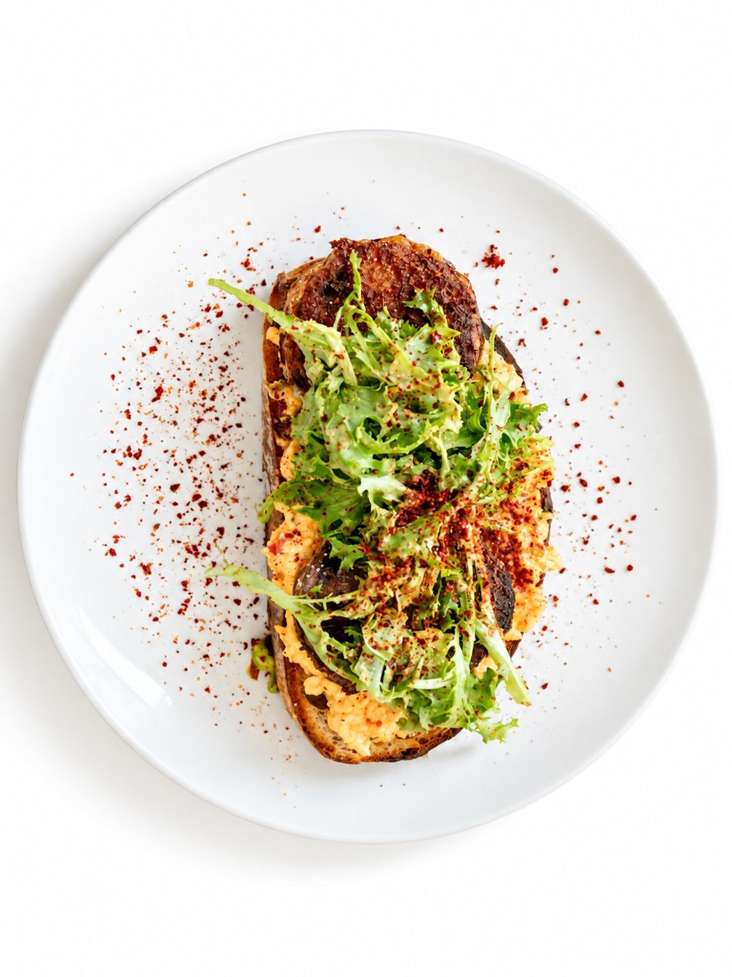 Toast con verduras y brotes